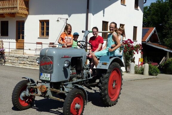 Kinde bei der Oldtimer Traktor Runde Kinder bei der Oldtimer Traktor Runde